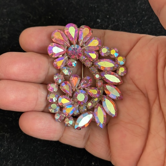 Weiss Jewelry - Weiss Signed Vintage Pink Floral Design Brooch. MP